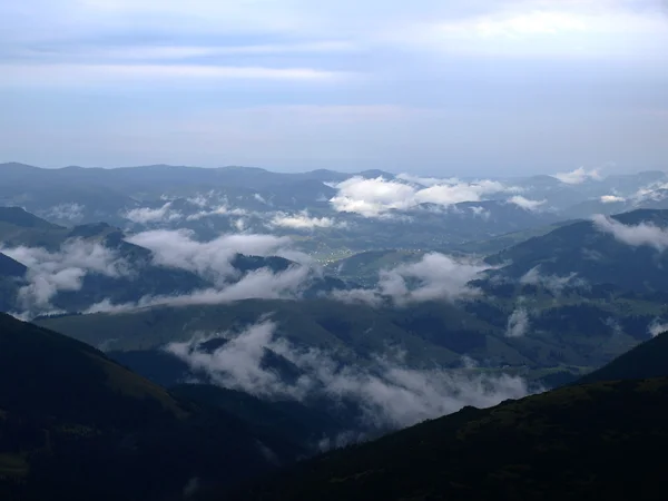 Bulutlarda dağlar valle — Stok fotoğraf