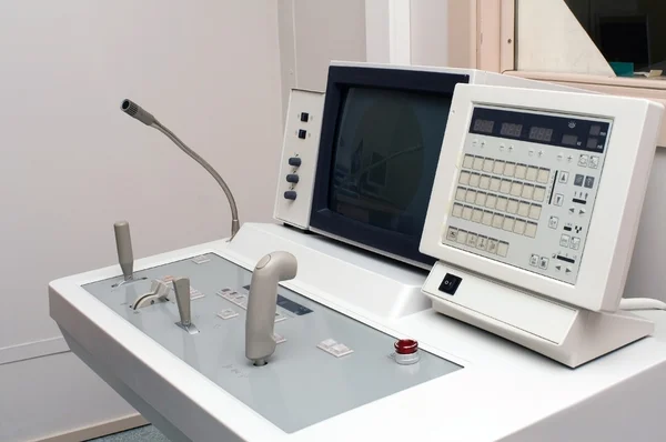 病院における x 線装置のコントロール パネル — ストック写真