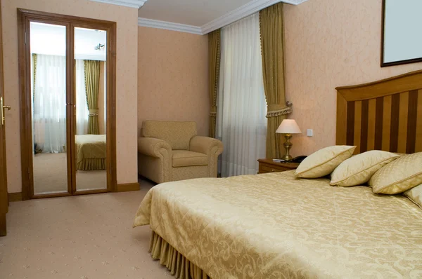 Apartamentos en el hotel con cama — Foto de Stock
