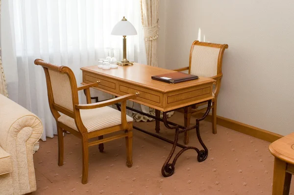 Лаунж (роздріб інтер'єру зі столом і двома стільцями — стокове фото