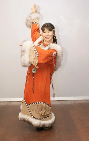 Tanzende chukchi Frau in der Tracht — Stockfoto