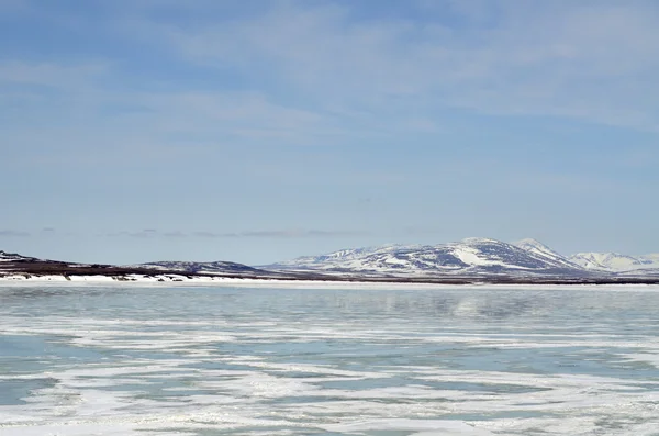 Frühlingslandschaft in Arktis mit schmelzender Eisdecke — Stockfoto
