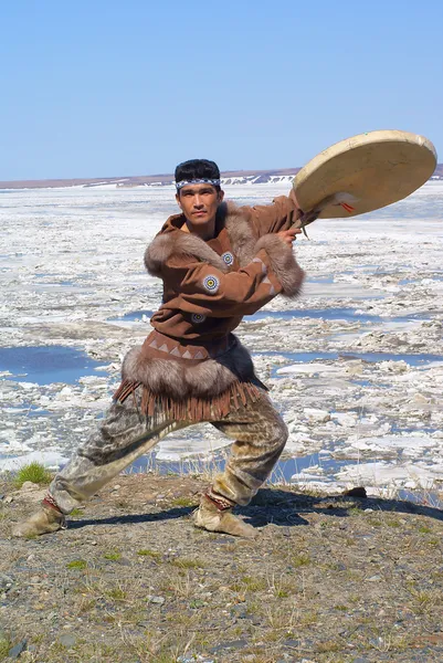 Chukchi Mann tanzt einen Volkstanz gegen die Frühlingslandschaft — Stockfoto