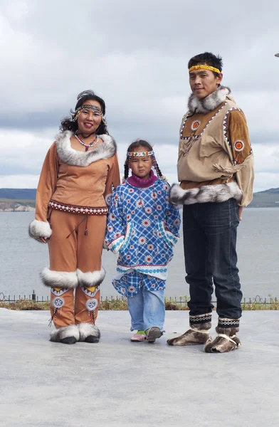 De Tsjoektsjische familie in folk jurk — Stockfoto
