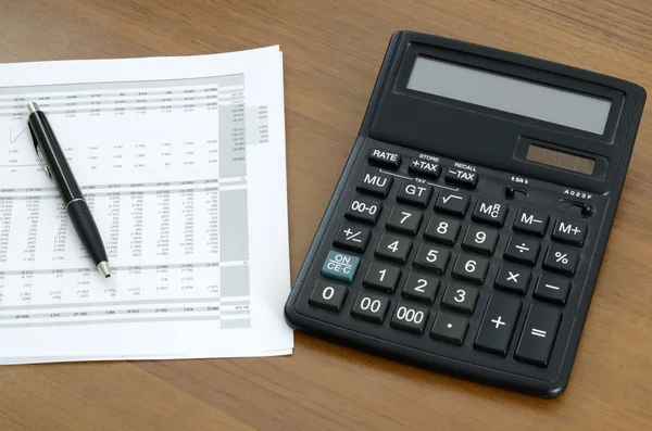 Táblázat, toll és számológép üzleti-csendélet Stock Kép
