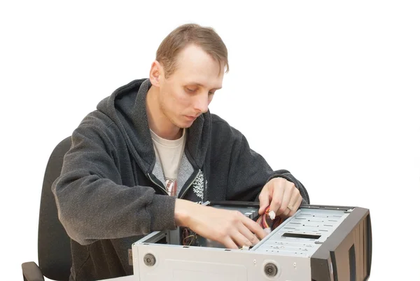 Techniker repariert PC isoliert auf weiß — Stockfoto