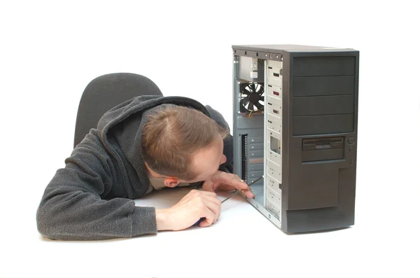 Techniker repariert PC isoliert auf weiß — Stockfoto