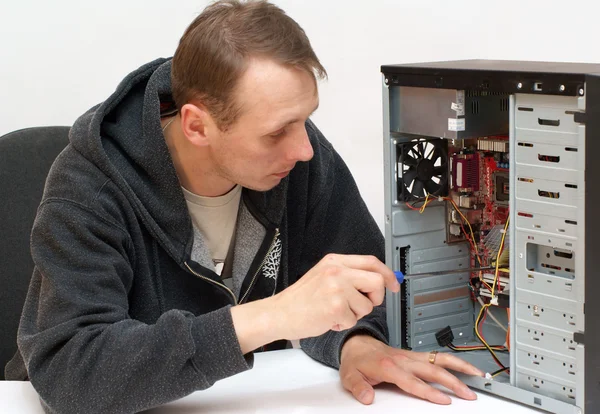 Técnico de reparação PC isolado em branco — Fotografia de Stock