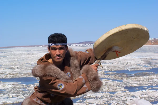 Chukchi hombre bailando una danza folclórica contra el paisaje de primavera —  Fotos de Stock