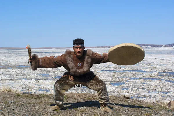 Chukchi man dancing a folk dance against spring landscape — Stock Photo, Image
