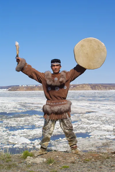 Chukchi homem dançando uma dança popular contra a paisagem da primavera — Fotografia de Stock