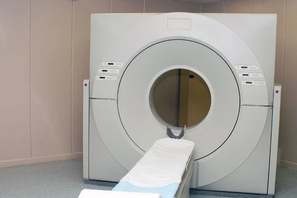 Tomographie-Scanner im Krankenhaus (Frontansicht)) — Stockfoto