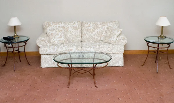 Καναπές και γυαλί πίνακα στη σουίτα — Φωτογραφία Αρχείου