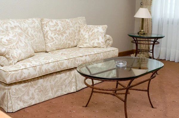 Καναπές και γυαλί πίνακα στη σουίτα — Φωτογραφία Αρχείου