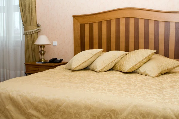 Кровать с подушками в отеле — стоковое фото