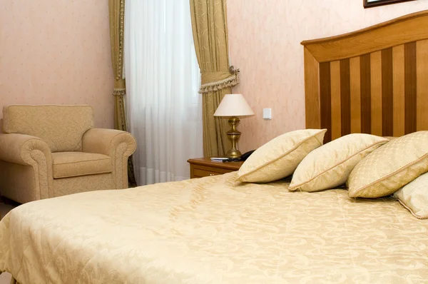Cama con almohadas en el hotel —  Fotos de Stock