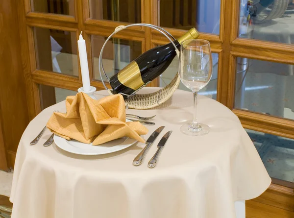 Романтический ужин на двоих (столик в ресторане ) — стоковое фото