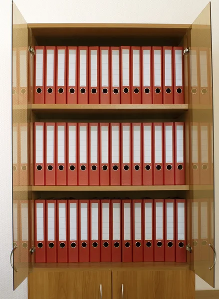 Tre rader av folderw i bokhyllan — Stockfoto