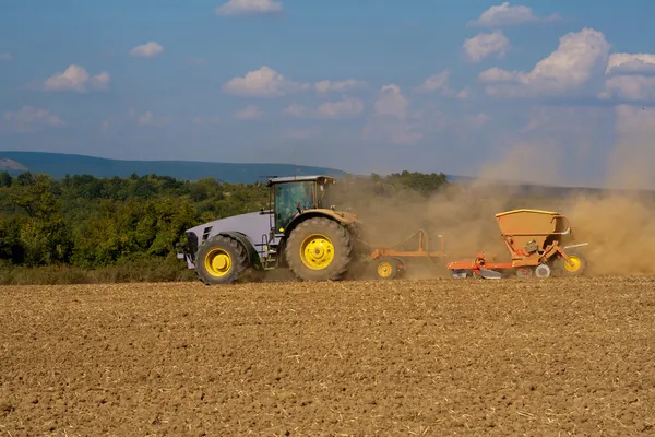 Трактор на роботі на фермі — стокове фото