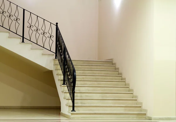 Habitación vacía con escaleras — Foto de Stock