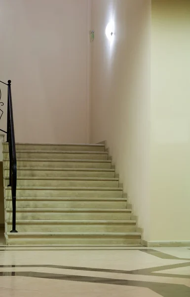 Pusty pokój ze schodami — Zdjęcie stockowe