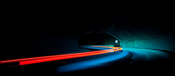 Автомобильные световые трассы в туннеле
