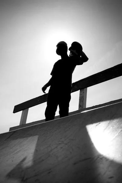 Skateboarding adolescente silueta — Foto de Stock
