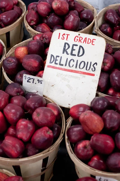Красные вкусные яблоки на продажу — стоковое фото