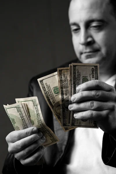 Hombre contando efectivo — Foto de Stock