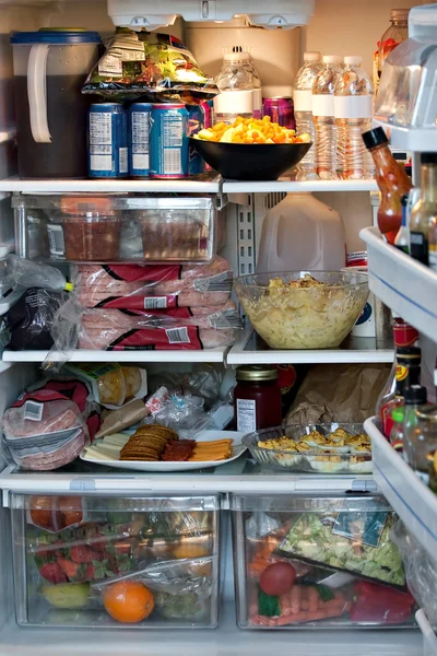 Refrigerador completamente abastecido —  Fotos de Stock