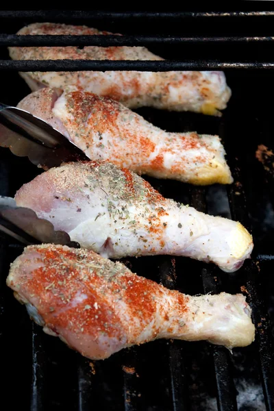 Pałeczki z kurczaka na grillu — Zdjęcie stockowe