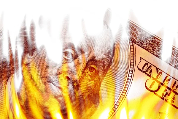 Geld geht in Flammen auf — Stockfoto