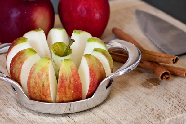 Färska skivade äpplen och kanelstänger — Stockfoto