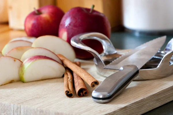 Яблочные ломтики и коричные палочки — стоковое фото