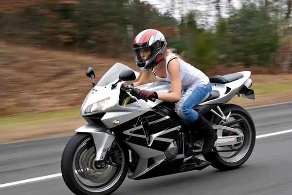 Fortkörning motorcykel kvinna — Stockfoto