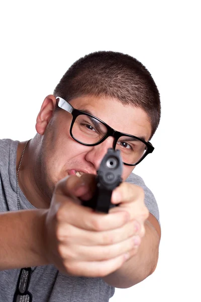 Menino adolescente apontando uma arma e gritando — Fotografia de Stock