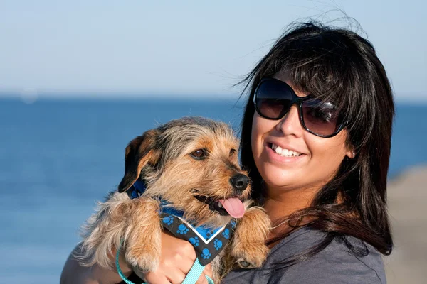 女性と彼女の borkie 犬 — ストック写真