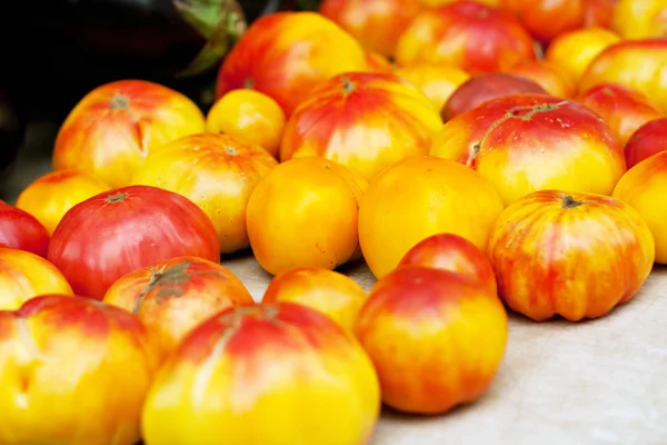 Färska heirloom tomater — Stockfoto