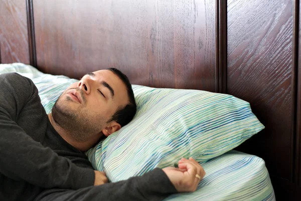 Férfi alszik az ágyban — Stock Fotó
