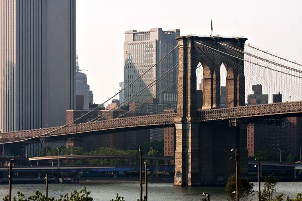 Berühmte brooklyn bridge in new york city — Stockfoto
