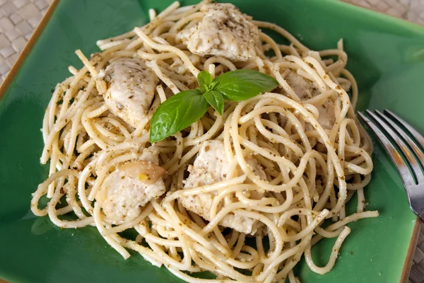 Pasta with Garlic Chicken and Pesto Sauce — Stock Photo, Image