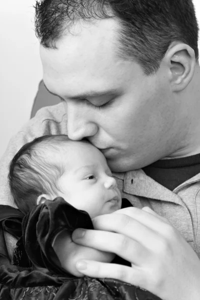 Glad pappa kyssa sin baby dotter — Stockfoto