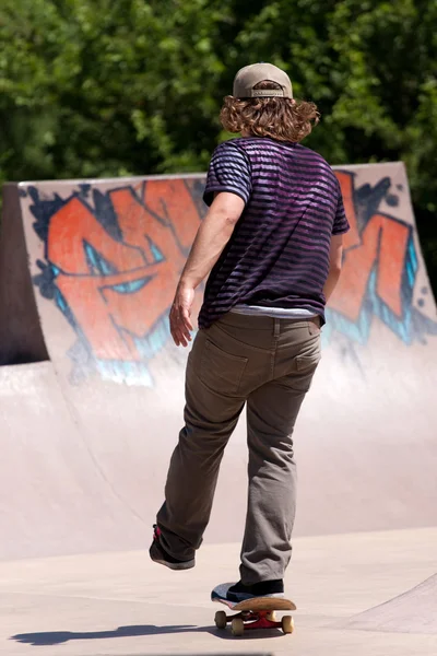 Skateboardista, bruslení na skate park — Stock fotografie