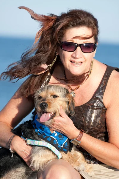 Mulher segurando seu cão de estimação — Fotografia de Stock