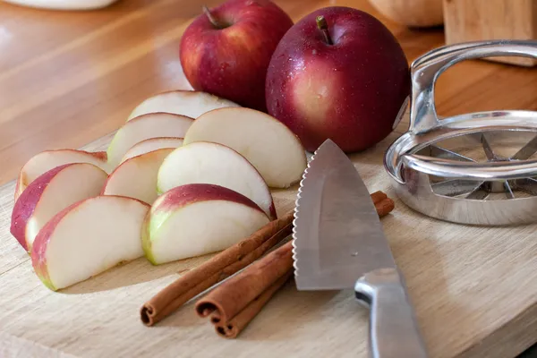 Gesneden apple en kaneelstokjes — Stockfoto