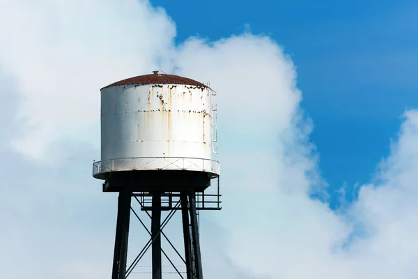 Старая и ржавая водонапорная башня — стоковое фото