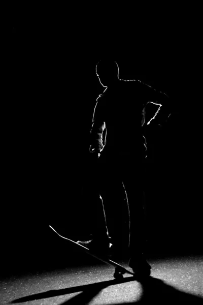 Tillbaka upplysta skateboardåkare siluett — Stockfoto
