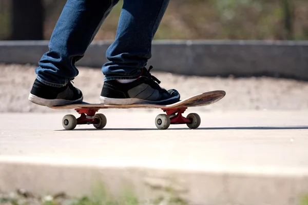 Skateboardåkare fötter på nära håll — Stockfoto