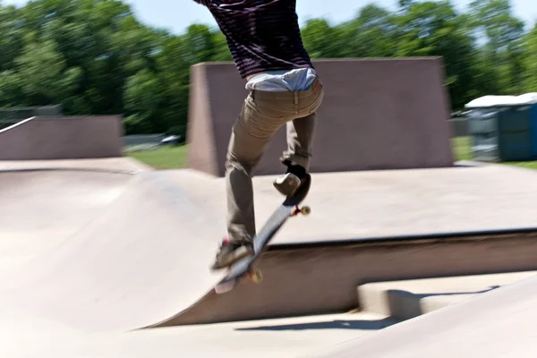 Skater Jumping no Parque de Skate de Concreto — Fotografia de Stock