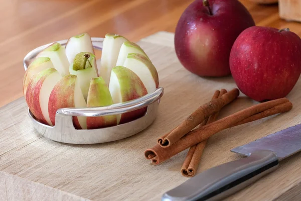 Fatiador de maçã e paus de canela — Fotografia de Stock